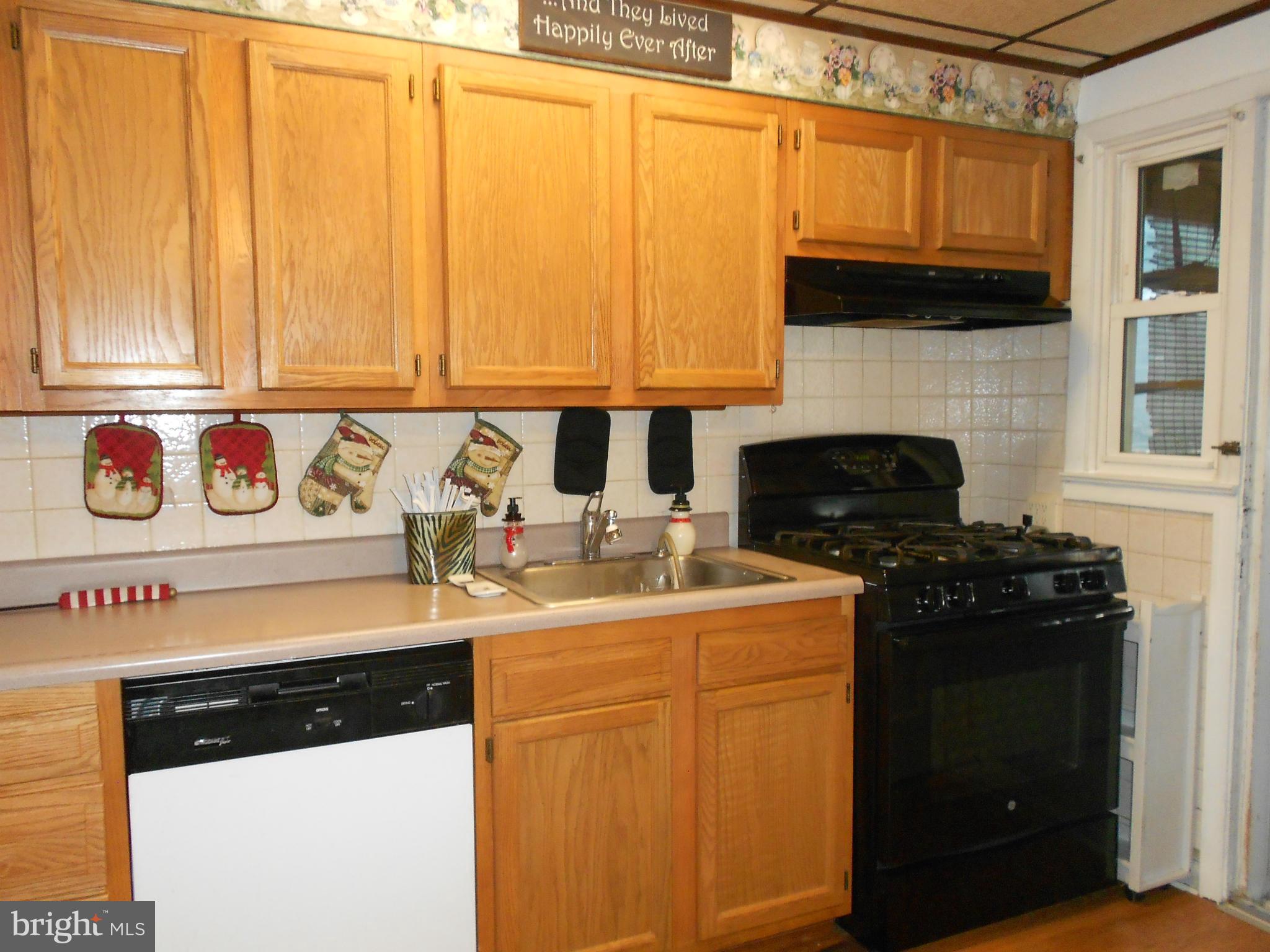 7816 New Battle Grove Road Baltimore, MD 21222 - Photo 9 of 29 Kitchen