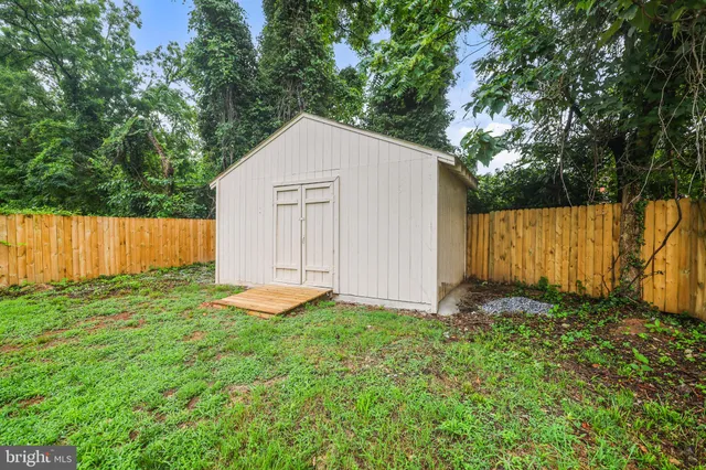 a view of an house with backyard space and garden