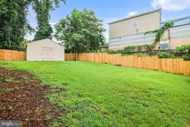 a view of a back yard