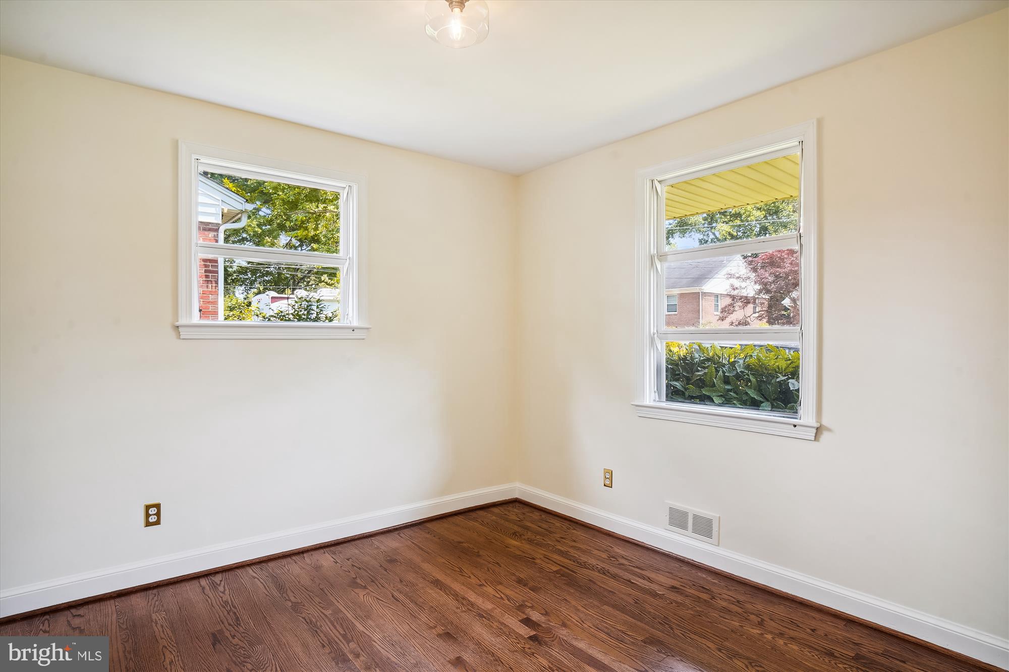 10106 Portland Place Silver Spring, MD 20901 - Photo 22 of 38 an empty room with a window