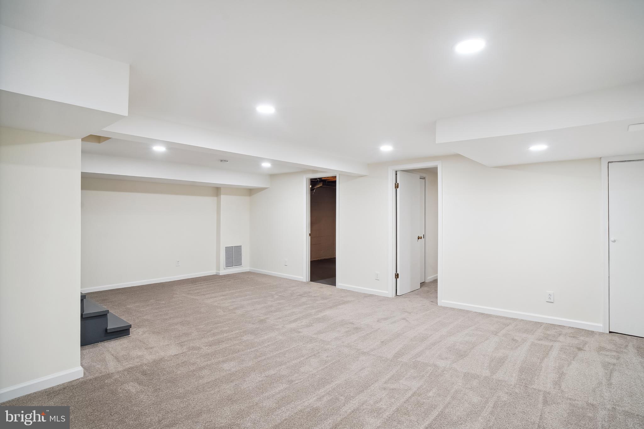 10106 Portland Place Silver Spring, MD 20901 - Photo 31 of 38 an empty room with an entryway