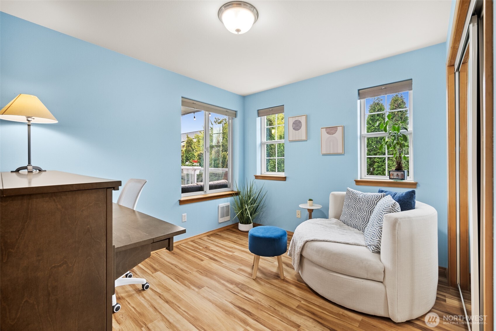 1011 Bancroft Street, Unit 204 Bellingham, WA 98225 - Photo 22 of 32 a living room with furniture and a window
