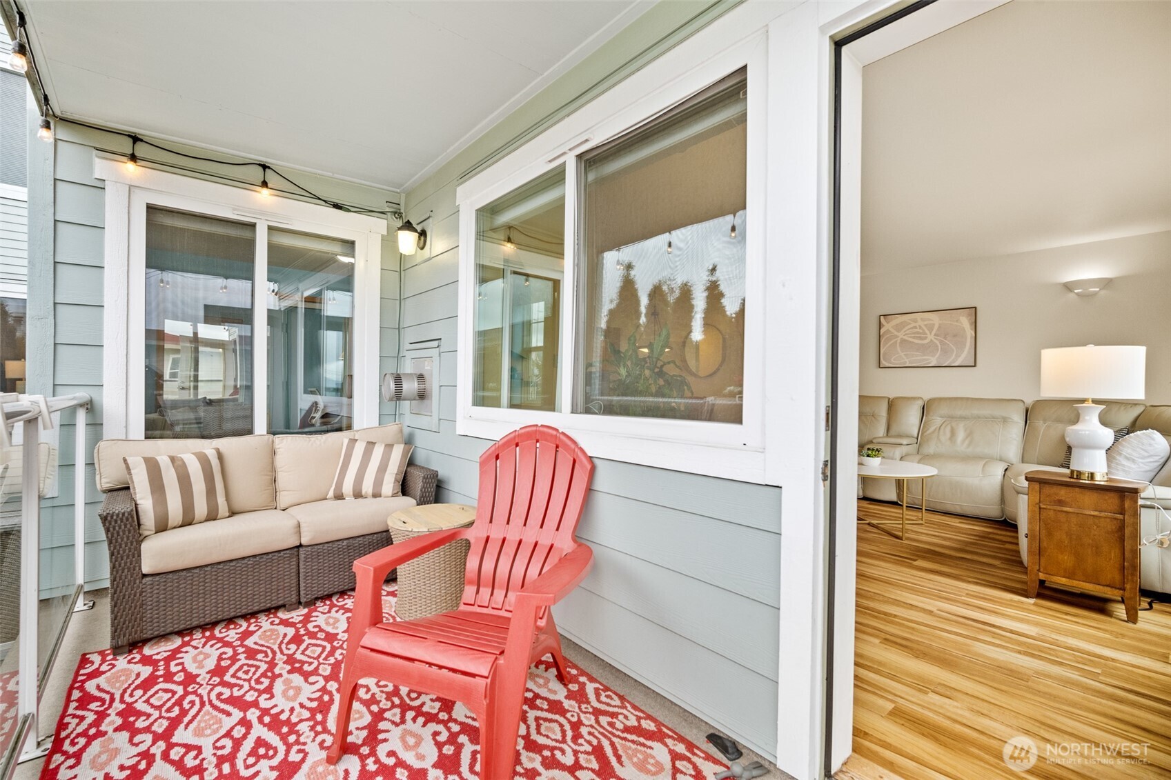 1011 Bancroft Street, Unit 204 Bellingham, WA 98225 - Photo 25 of 32 a living room with furniture and a window