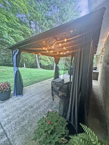 a view of a house with a backyard