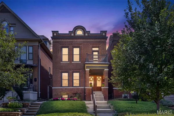 $575,000 | 3956 Russell Boulevard, St. Louis, MO 63110