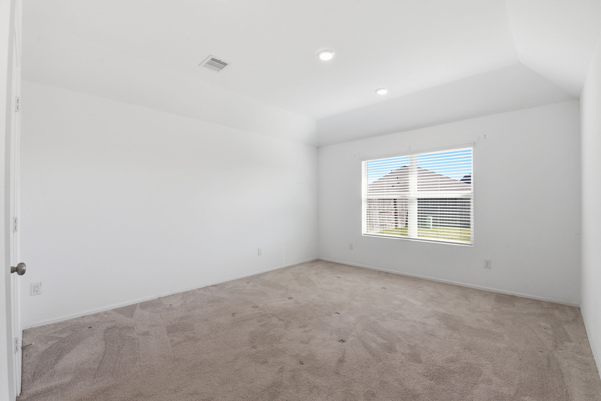 9010 Brazos Drive Baytown, TX 77521 - Photo 19 of 37 an empty room with a window