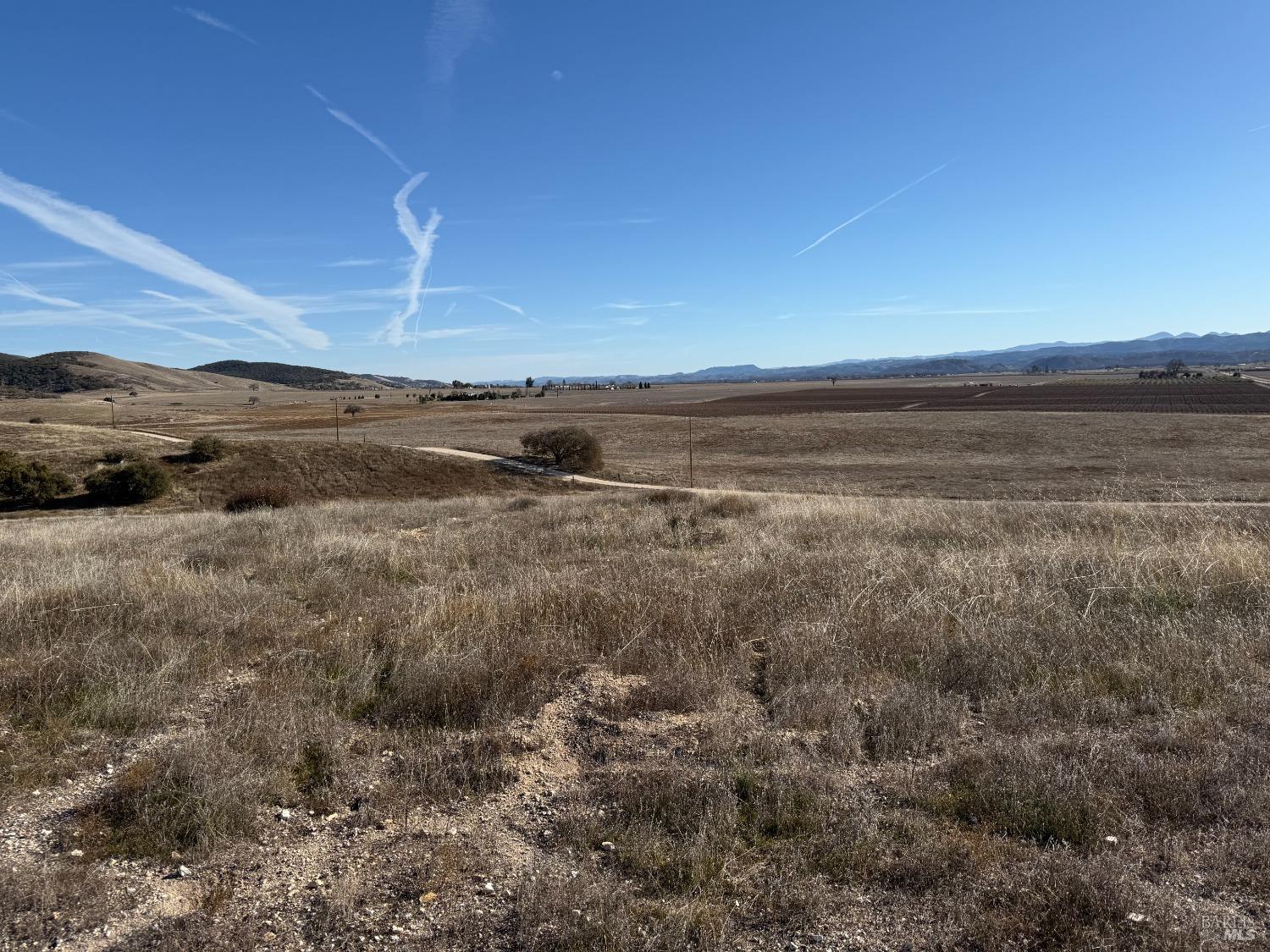49201 Lockwood-Jolon Road King City, CA 93930 - Photo 3 of 8 a view of an ocean and mountain