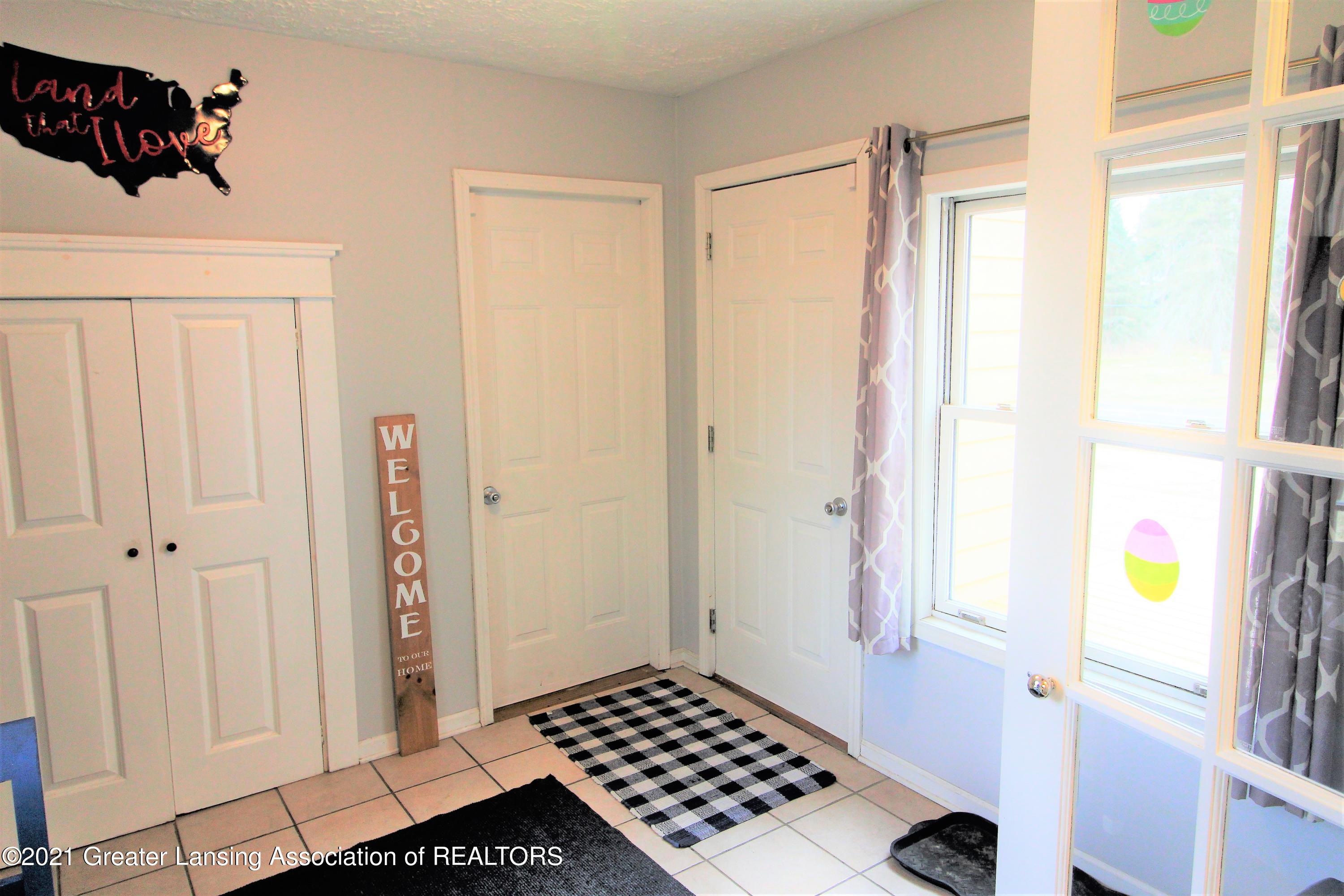 8370 West Howe Road Eagle, MI 48822 - Photo 22 of 45 foyer 2