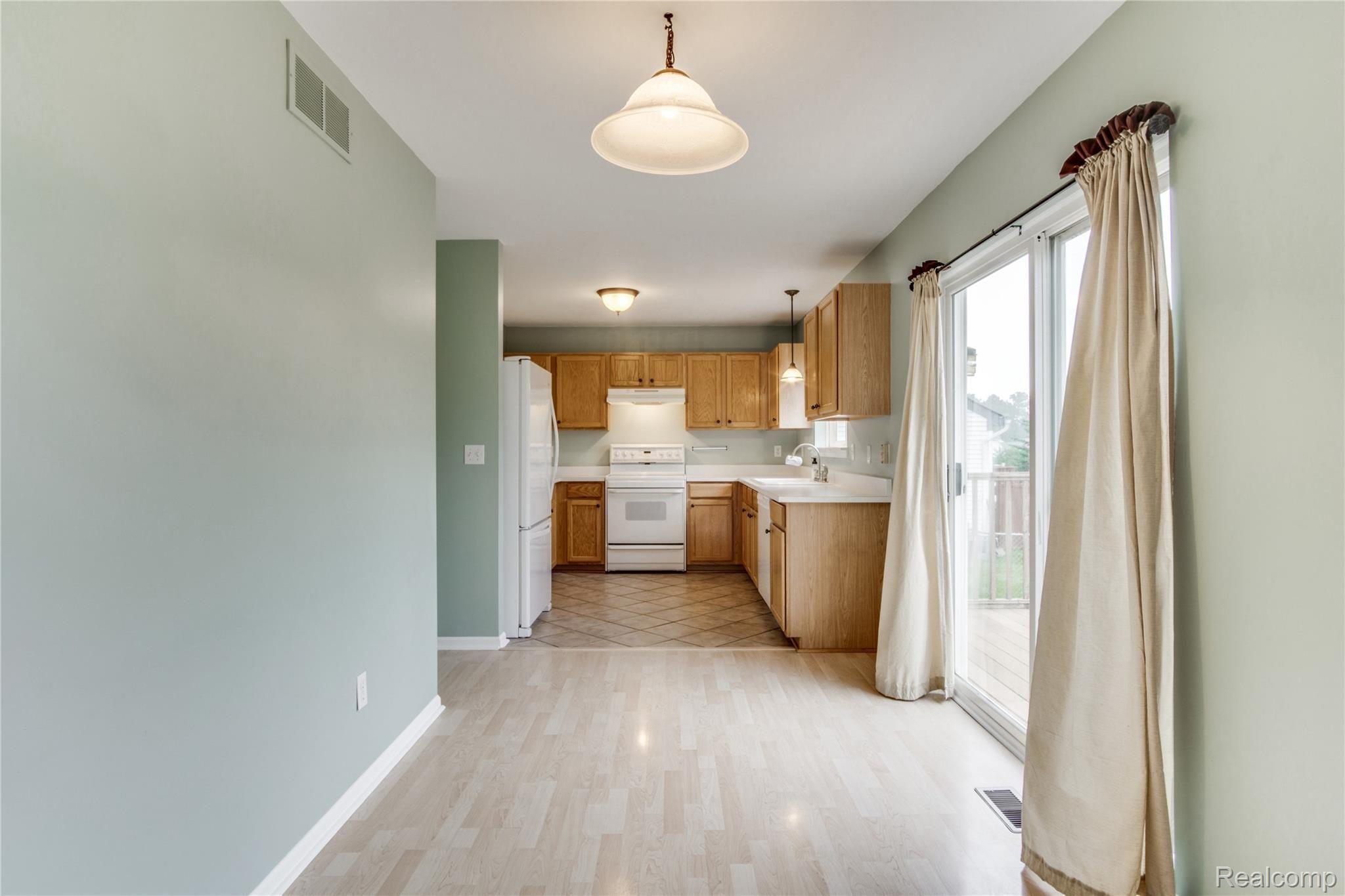 728 Ridgecrest Street Fenton, MI 48430 - Photo 7 of 25 Interiors (24 of 32).jpg