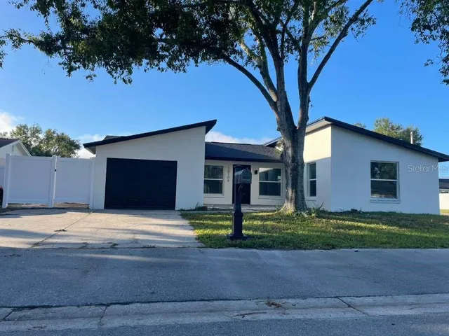 $2,400 | 10106 Royal Acres Court, Tampa, FL 33615