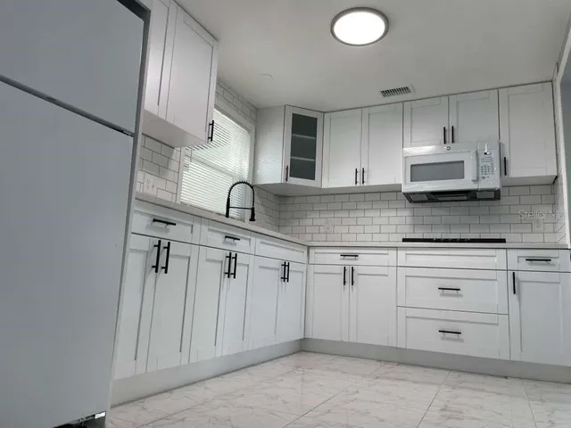 $2,400 | 10106 Royal Acres Court, Tampa, FL 33615