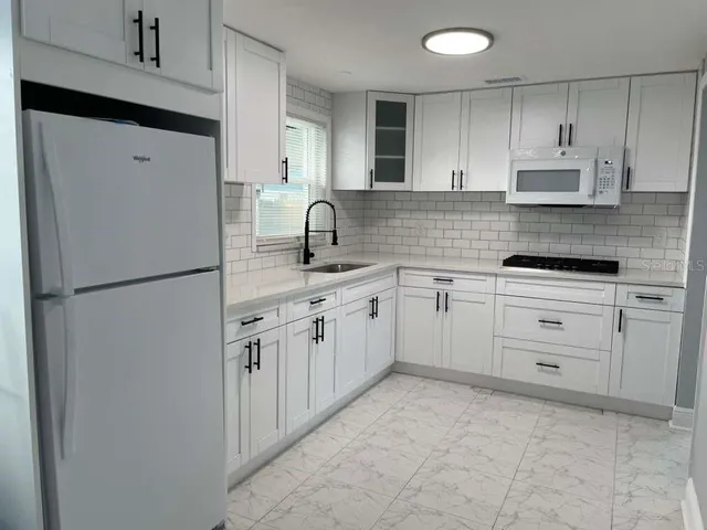 $2,400 | 10106 Royal Acres Court, Tampa, FL 33615