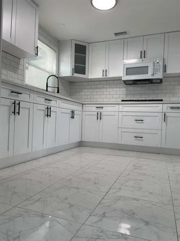 $2,400 | 10106 Royal Acres Court, Tampa, FL 33615