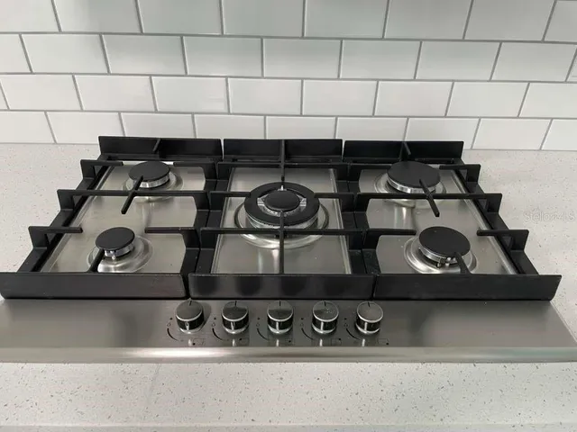 $2,400 | 10106 Royal Acres Court, Tampa, FL 33615