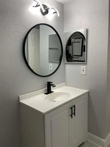 $2,400 | 10106 Royal Acres Court, Tampa, FL 33615