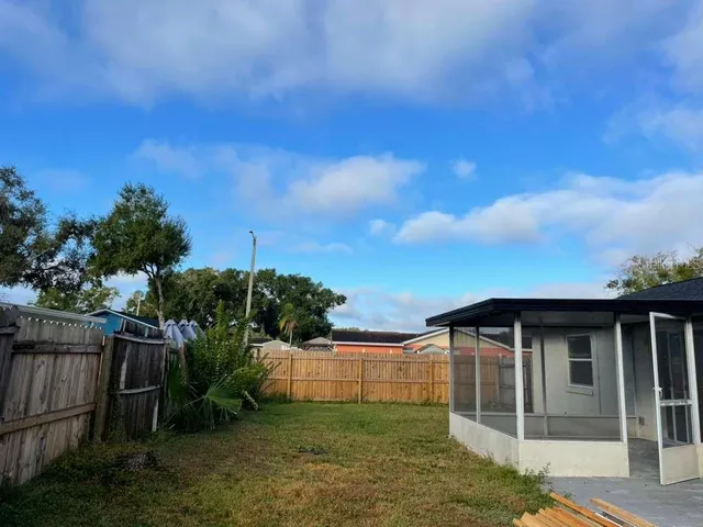 $2,400 | 10106 Royal Acres Court, Tampa, FL 33615