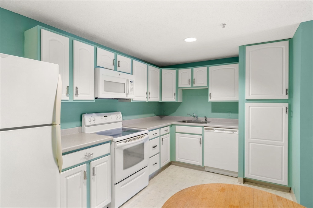2 Ocean Avenue, Unit 1M Gloucester, MA 01930 - Photo 4 of 34