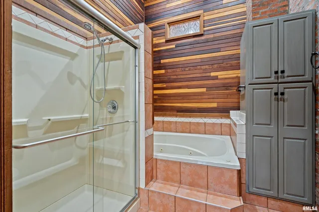 $675,000 | 7216 Valley Drive, Bettendorf, IA 52722