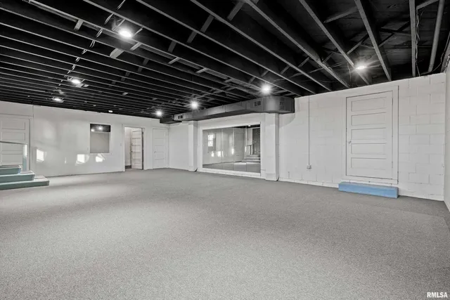 $675,000 | 7216 Valley Drive, Bettendorf, IA 52722