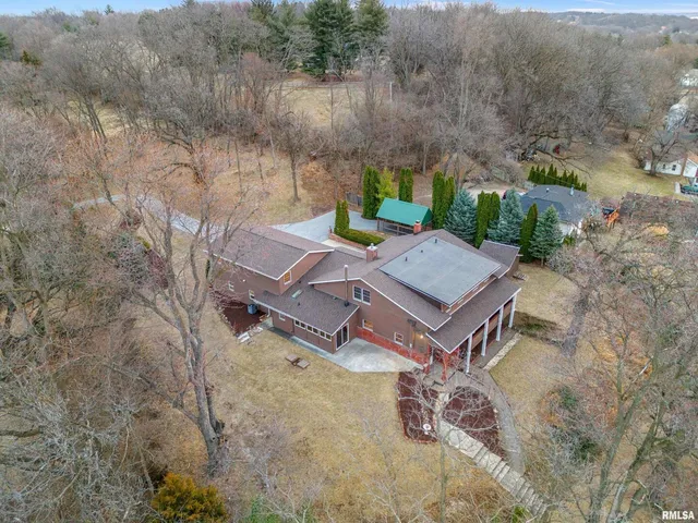 $675,000 | 7216 Valley Drive, Bettendorf, IA 52722