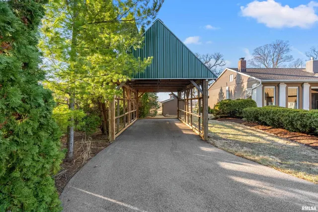 $675,000 | 7216 Valley Drive, Bettendorf, IA 52722