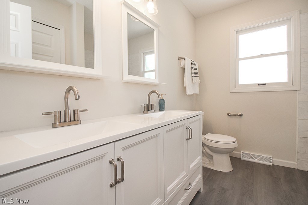 296 Jackson Road Aurora, OH 44202 - Photo 24 of 31 Second floor shared bath
