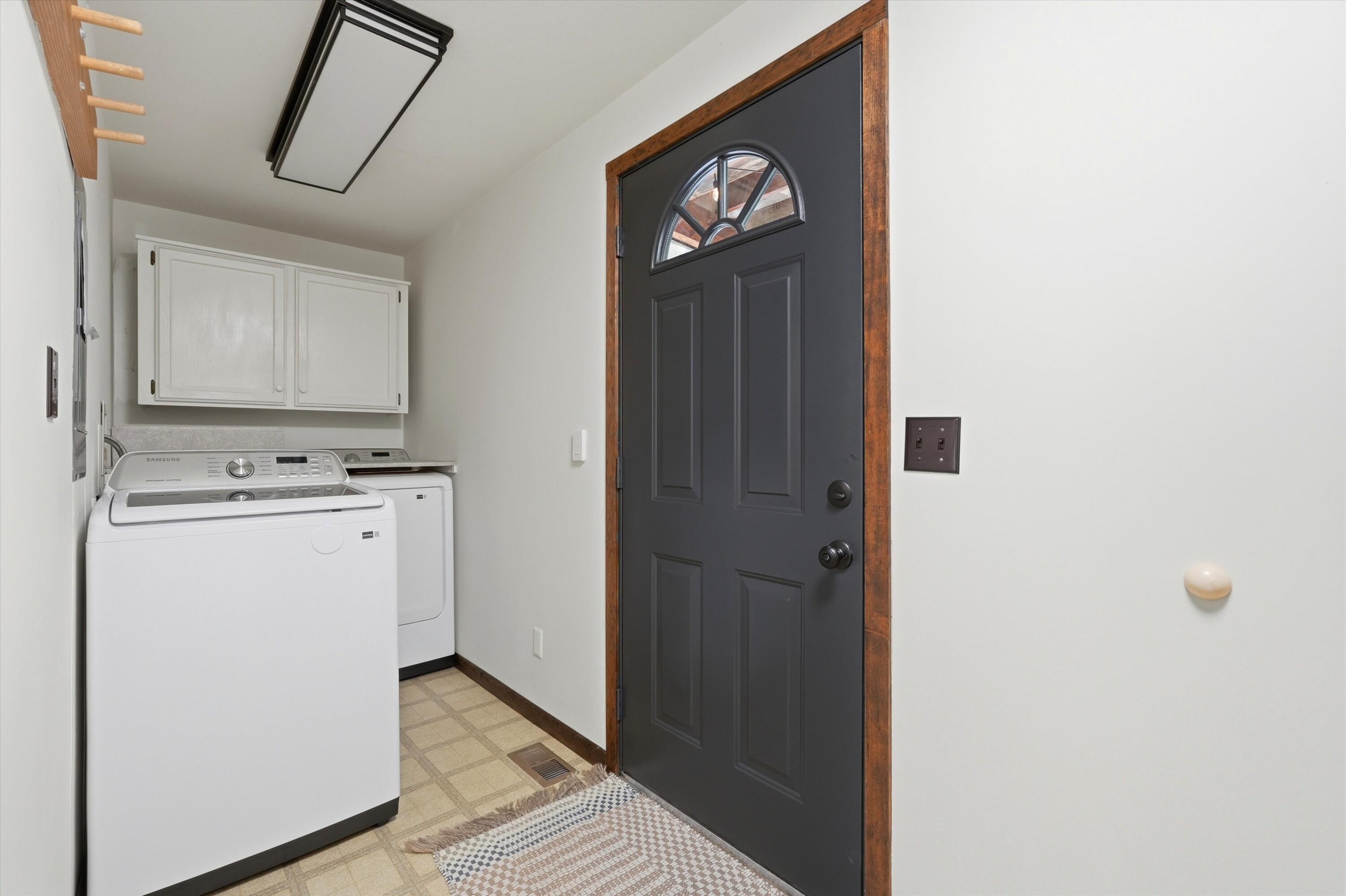 56446 Eclipse Drive Bend, OR 97707 - Photo 33 of 42 a utility room with dryer and washer
