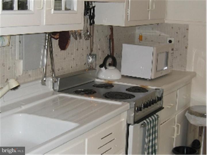327 Larch Road Mount Laurel, NJ 08054 - Photo 10 of 23 Kitchen