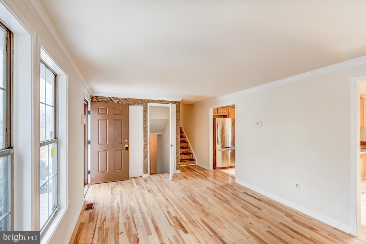 3203 Northmont Road Baltimore, MD 21244 - Photo 14 of 30 Living Room