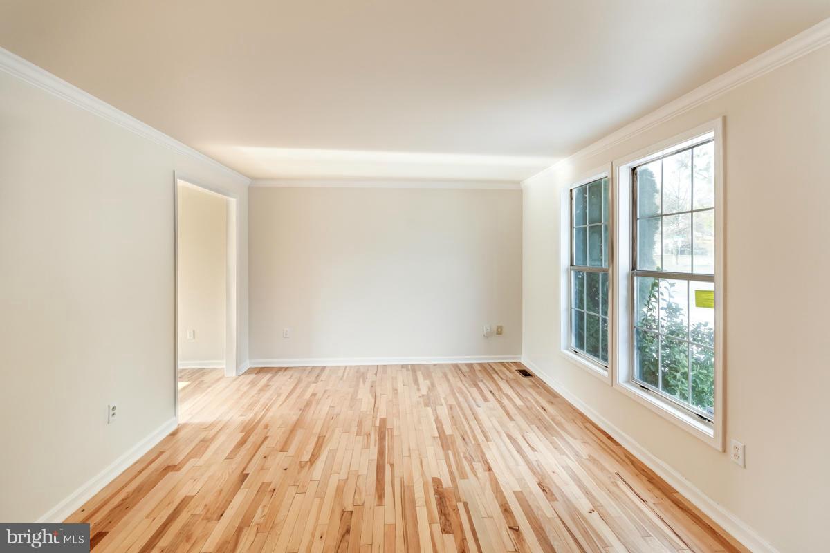 3203 Northmont Road Baltimore, MD 21244 - Photo 6 of 30 Living Room