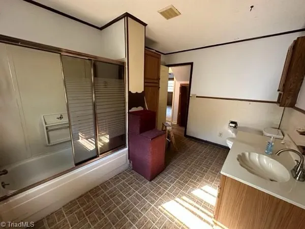 $1,500 | 1704 Pichard Street, Greensboro, NC 27401