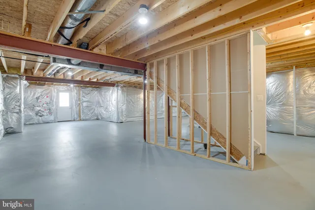 a view of a yard in front of a house with plants and large tree