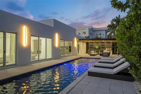 $2,050,000 | 3500 Bay Shore Road, Sarasota, FL 34234