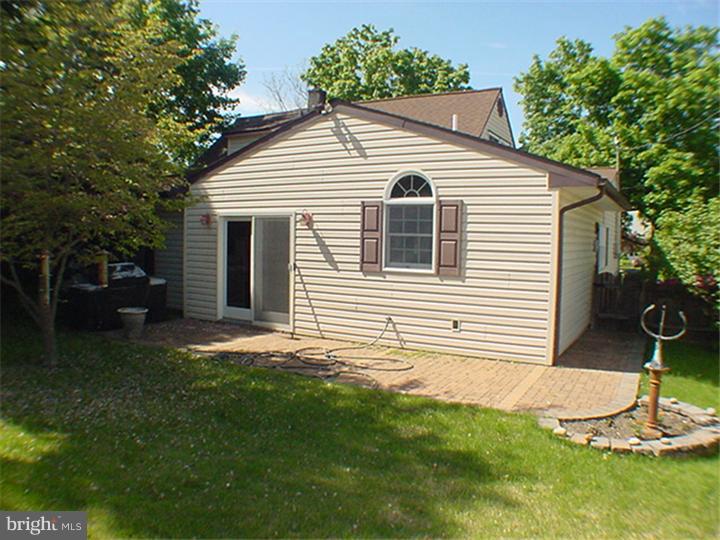 10 Canary Road Levittown, PA 19057 - Photo 2 of 15 Exterior Back