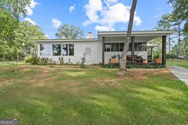 a view of a house with a yard