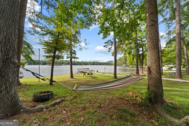 a view of a house with backyard and garden