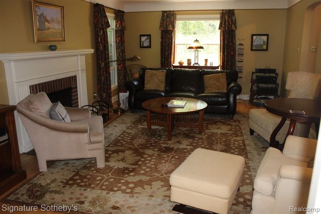 18432 Riverside Drive Franklin, MI 48025 - Photo 4 of 19 Living Room.JPG