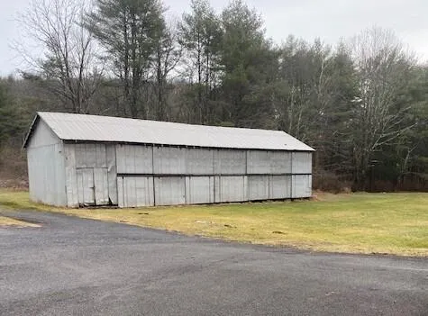 a view of a yard in front of a house