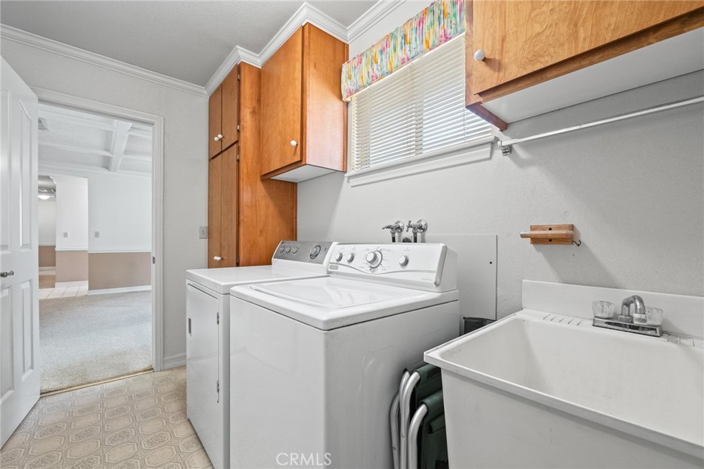 57622 Sierra Way Yucca Valley, CA 92284 - Photo 25 of 55 a utility room with dryer and washer