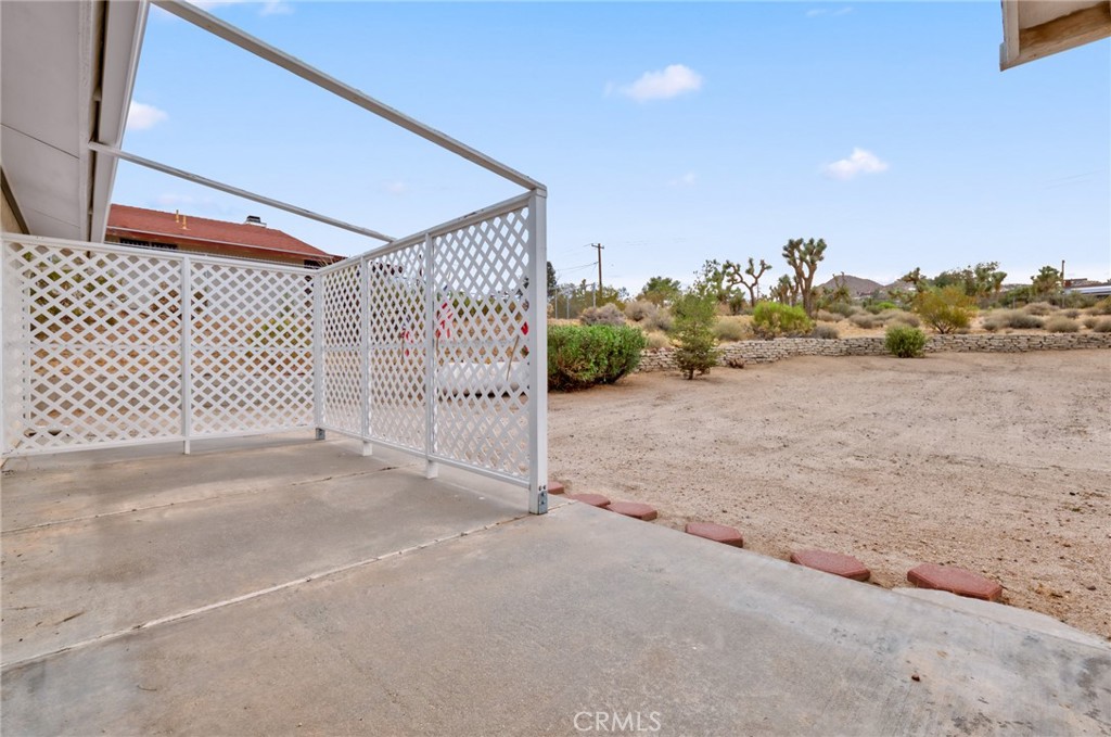 57622 Sierra Way Yucca Valley, CA 92284 - Photo 38 of 55 a view of a garage