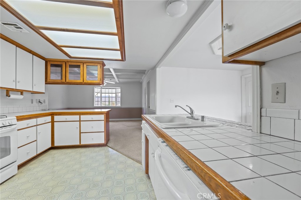 57622 Sierra Way Yucca Valley, CA 92284 - Photo 10 of 55 a kitchen that has a sink and a stove