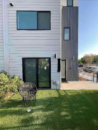 $5,200 | 11326 Victory Boulevard, North Hollywood, CA 91606