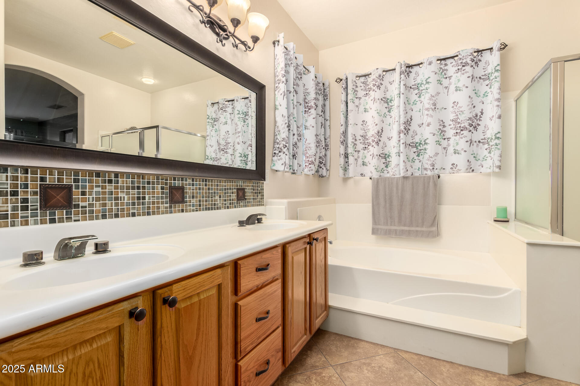 17441 West Arroyo Way Goodyear, AZ 85338 - Photo 18 of 27 a bathroom with a bathtub sink and mirror