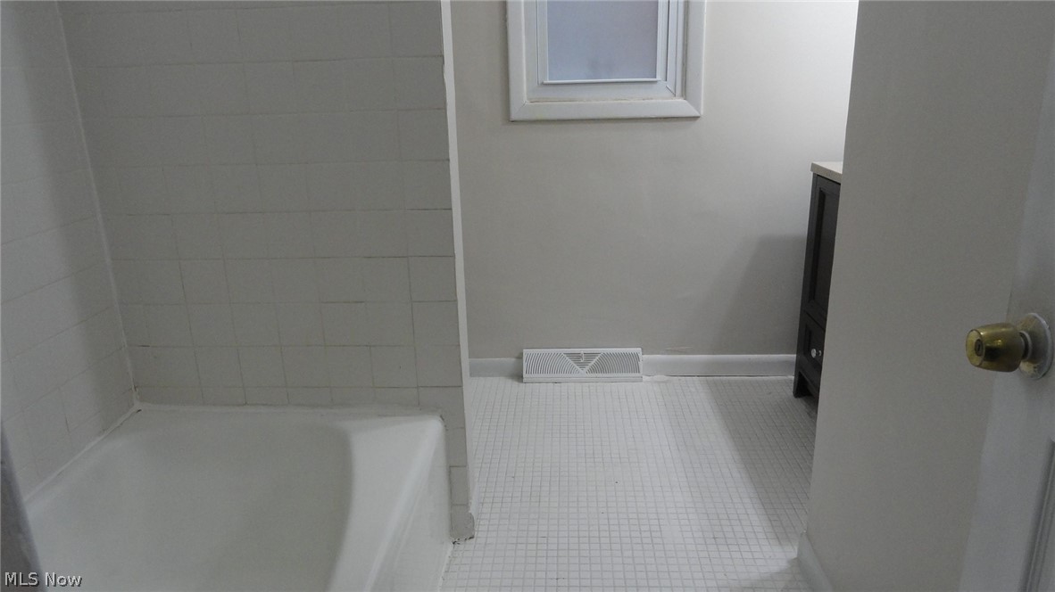 13578 Cedar Road Cleveland, OH 44118 - Photo 12 of 24
