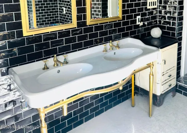 $2,300,000 | 8747 River Road, Natchez, MS 39120