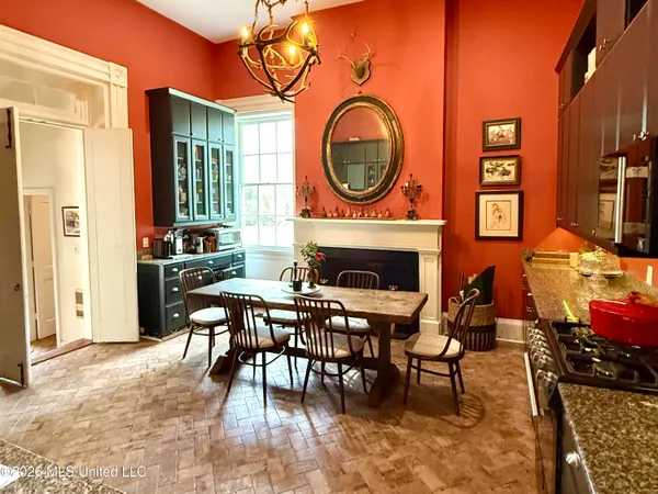 $2,300,000 | 8747 River Road, Natchez, MS 39120