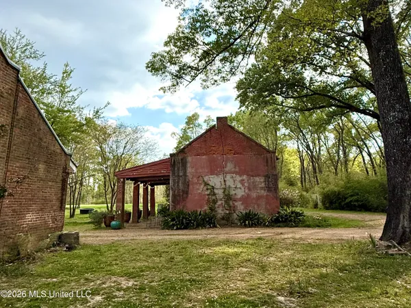 $2,300,000 | 8747 River Road, Natchez, MS 39120