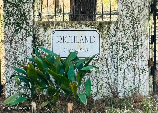 $2,300,000 | 8747 River Road, Natchez, MS 39120