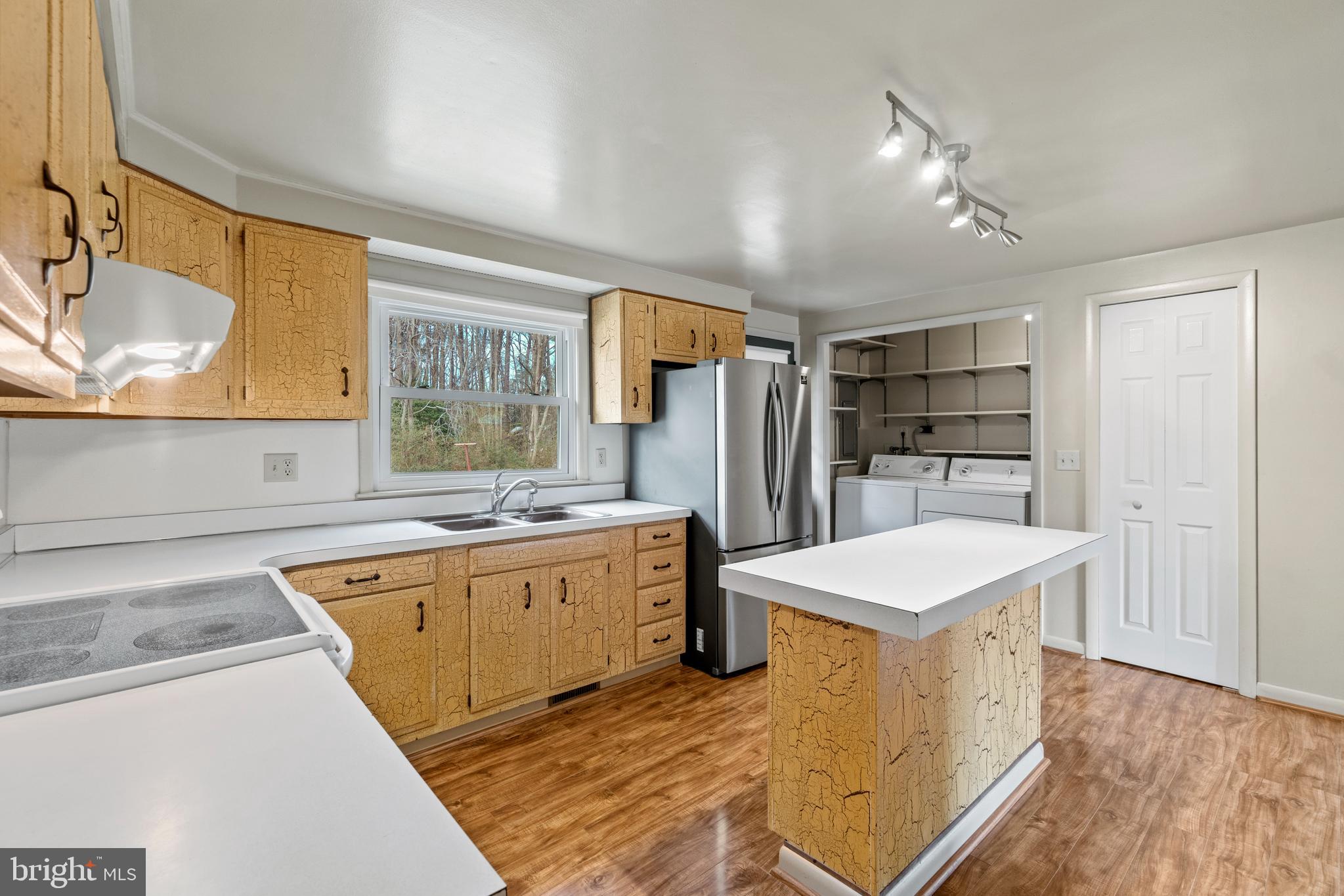 3188 Roseland Road King George, VA 22485 - Photo 8 of 34 Kitchen & Laundry