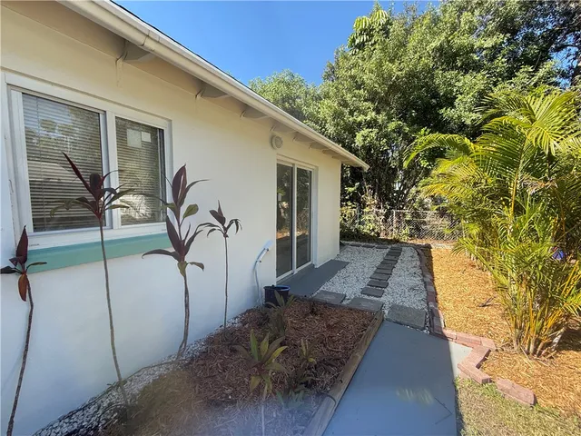 a view of a house with backyard